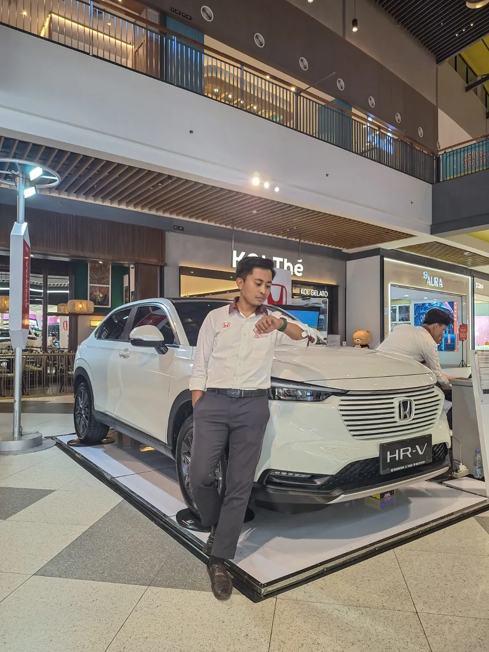 Fauzi bersama Honda HR-V di pameran