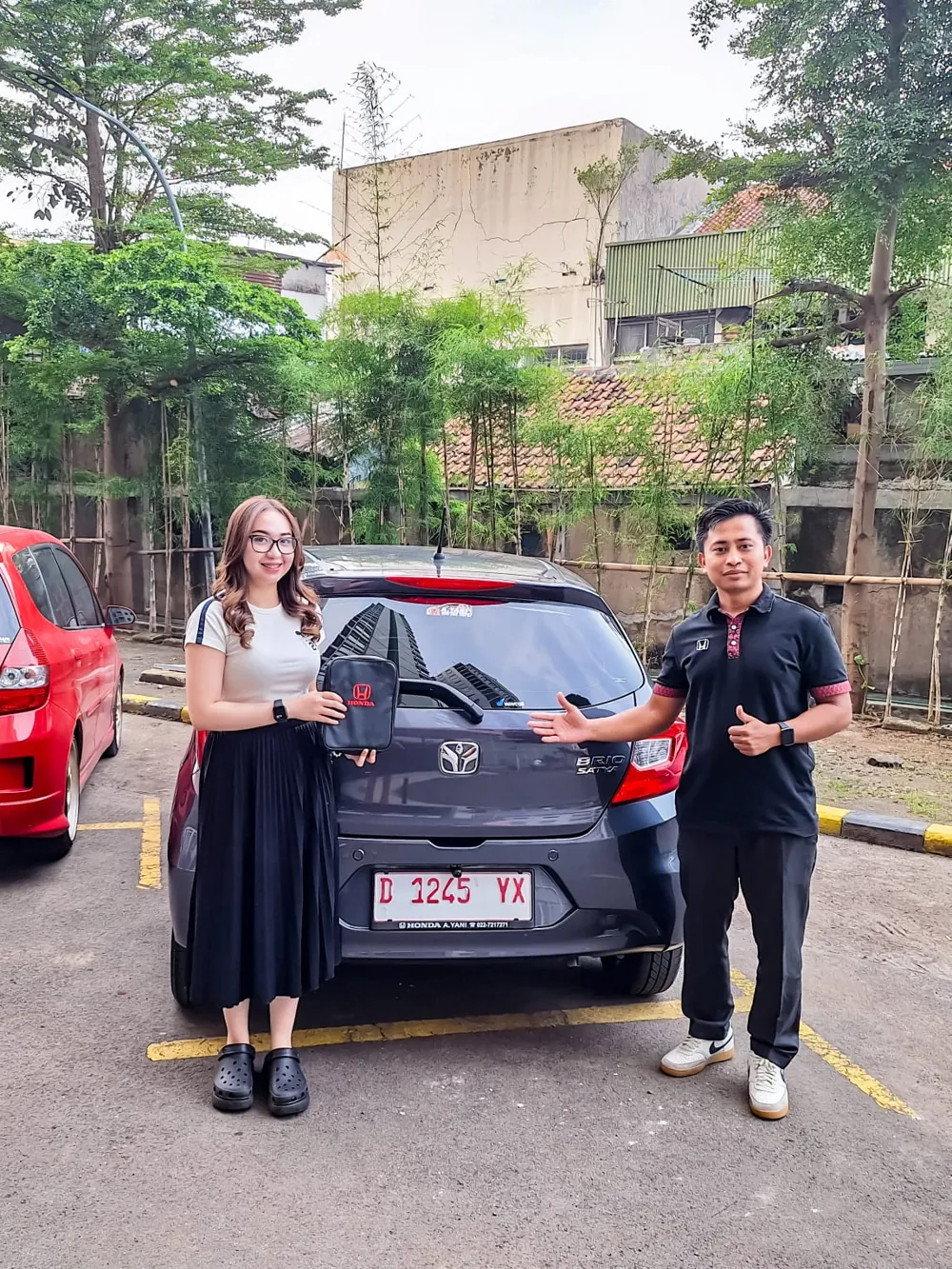 Serah terima Honda Brio Satya abu-abu kepada pelanggan