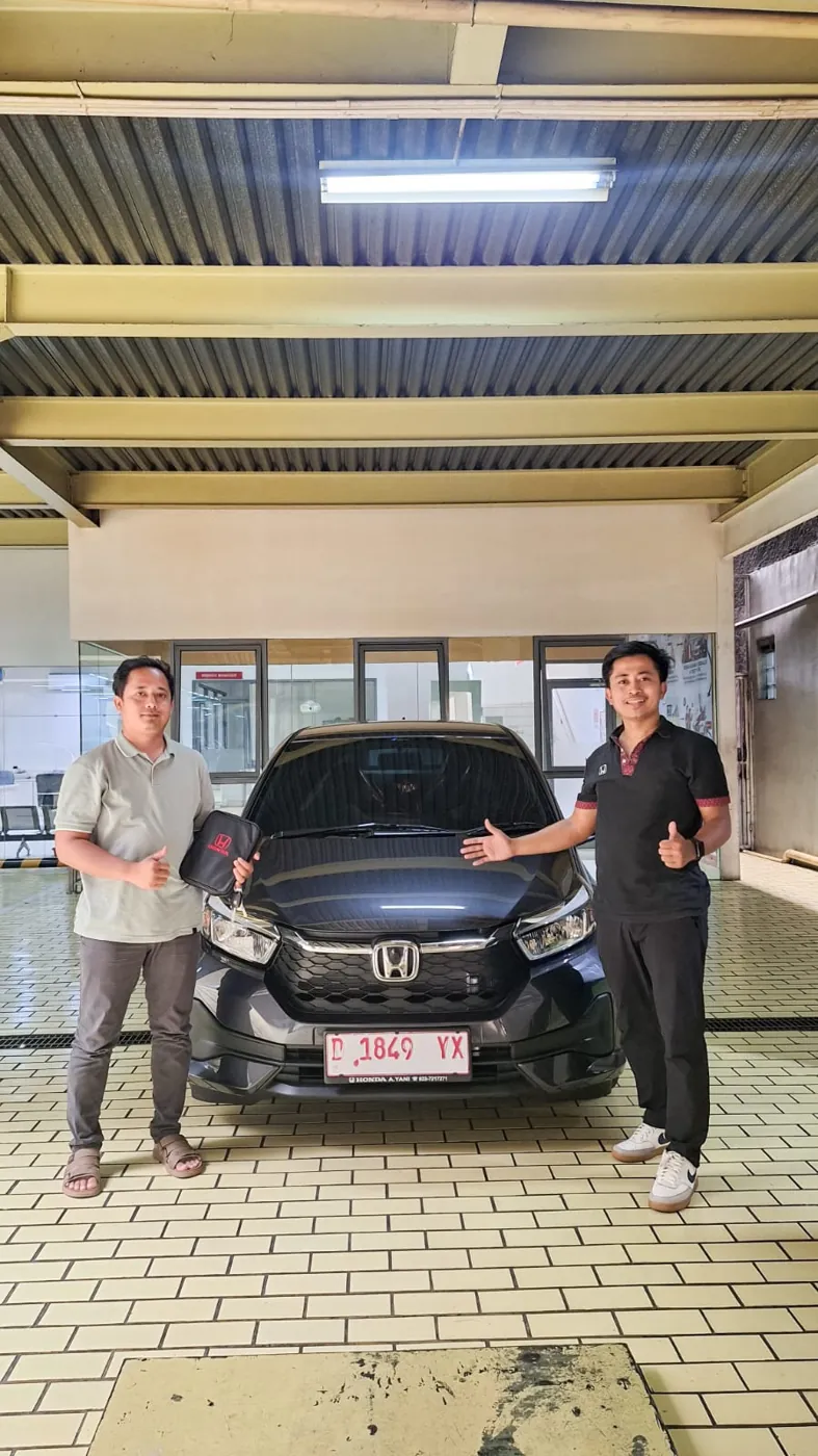 Serah terima Honda Brio hitam kepada pelanggan