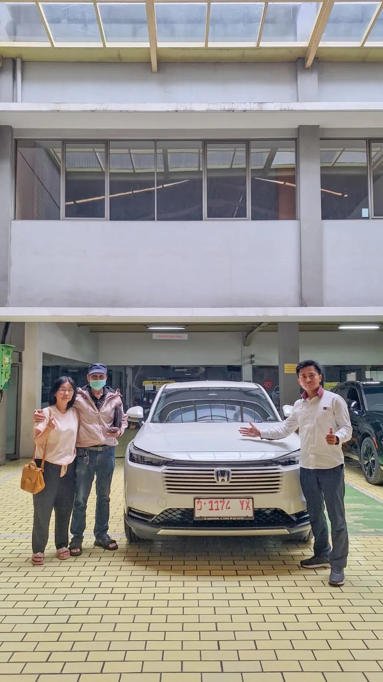Serah terima Honda HR-V putih kepada pelanggan